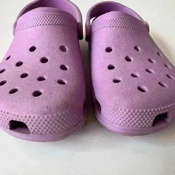 Crocs Kid’s Lavender Slingback Clog. - Picture 2 of 7